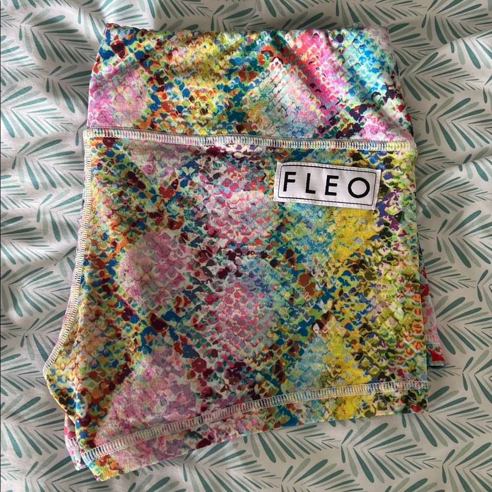 Fleo sz M Colorful Snake Print Original 2.5” Shorts